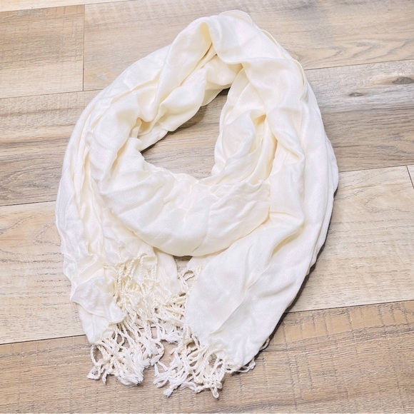 𝅺macy’s Cream Ivory Tassel Scarf NWOT - Picture 1 of 3